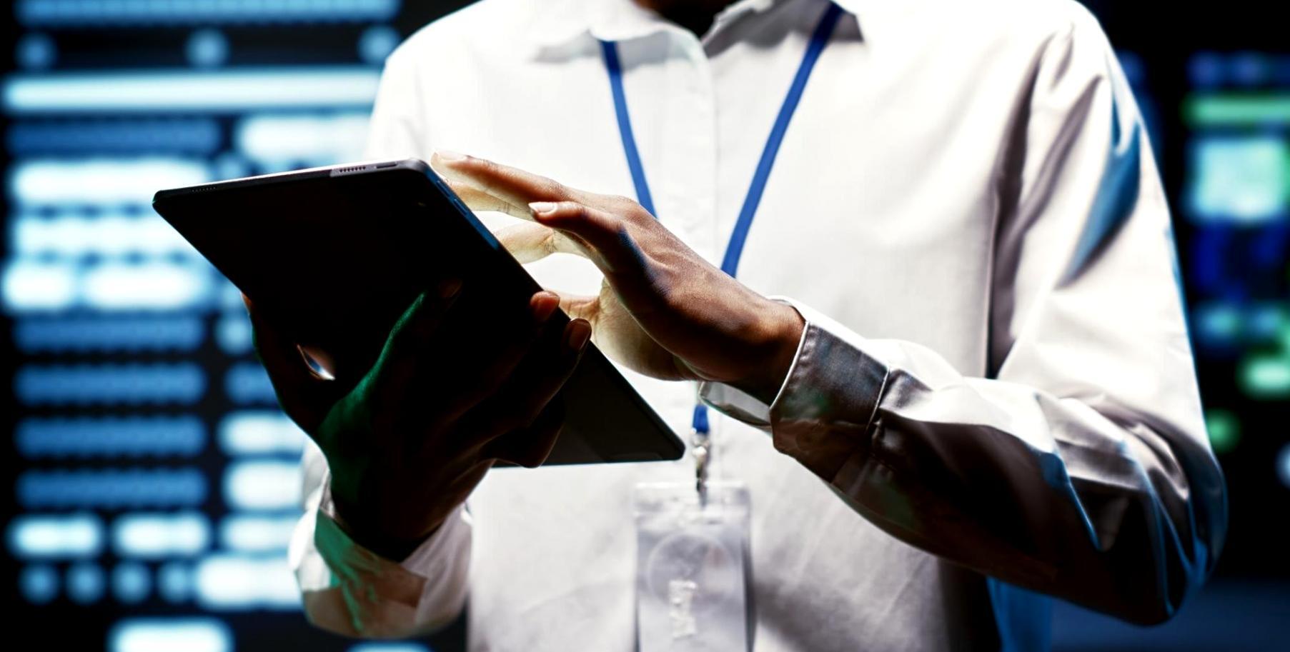 Studenten werken aan game interface ontwikkeling op laptops